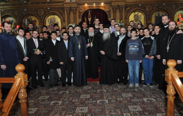 Αναμνηστική φωτογραφία μετά το πέρας της θείας λειτουργίας.