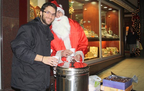 Ο Μάκης Φριζής και ο Γιάννης Ρούσσος μοίραζαν σοκολάτα