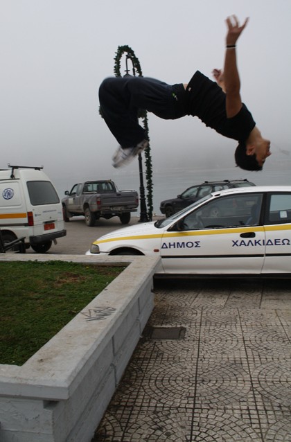 Εδώ τον βλέπεται να ... ίπταται.