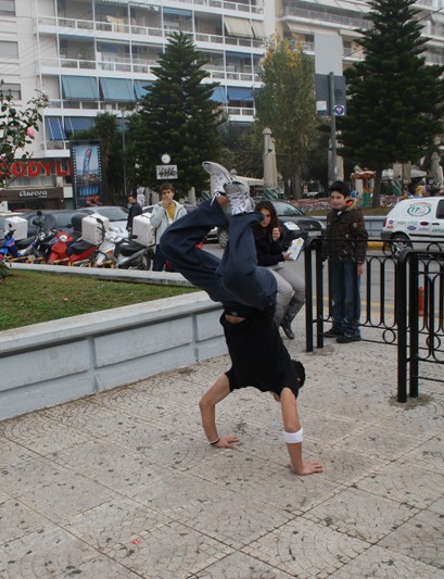 Στη φάση της προσγείωσης, ενώ δύο πιτσιρίκια τον θαυμάζουν.