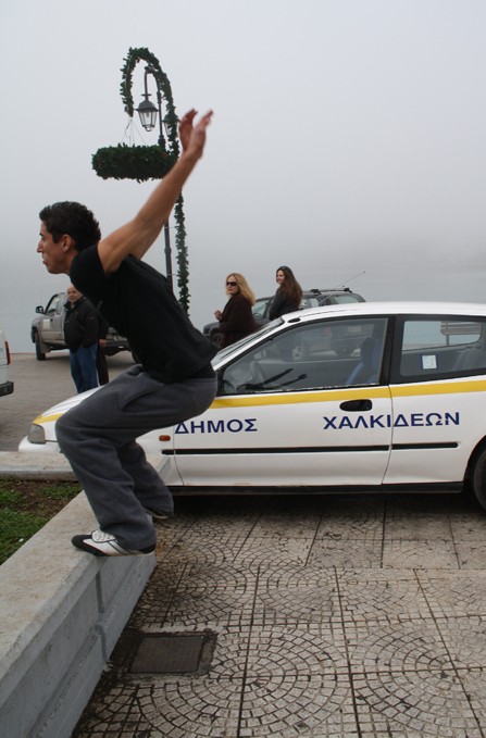 Ο Σταύρος παίρνει θέση για μια εντυπωσιακή τούμπα στον αέρα.