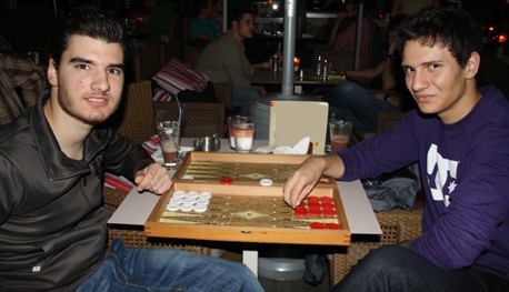 Καφές και ταβλάκι για τον Θανάση Ζαφειρίου και τον Νίκο Θάνο.