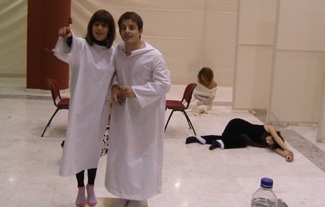 H «Γνώμη» βρέθηκε στις πρόβες του 30μελούς θίασου και ξεχώρισε τον Λουκά Λεοντίση και την Άννα Mαρία Mούντριχα, που κρατούν τους βασικούς ρόλους.