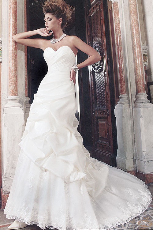 Νυφικό που τονίζει τους ώμους και μαγεύει με τις λιτές γραμμές του