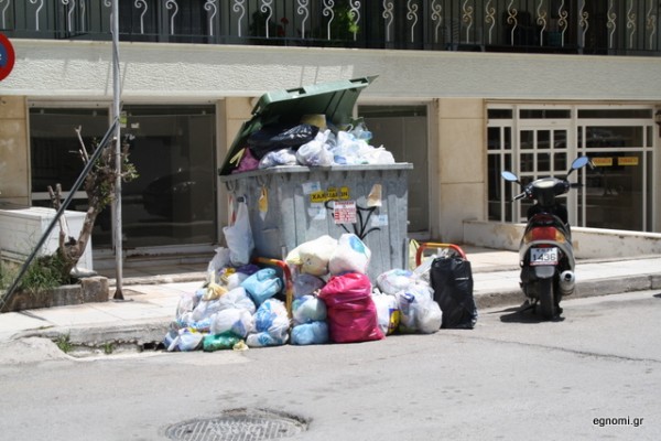Κάδοι στην οδό Δελαγραμμάτικα