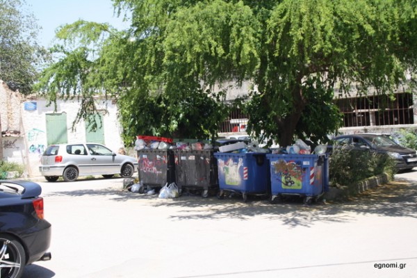 Τίγκα οι κάδοι στην οδό Γλαύκου