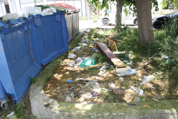Και πίσω από τους κάδους στη Γλαύκου κρύβεται ασχήμια