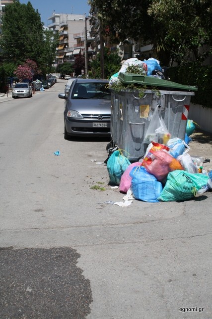 Περισσότερα σκουπίδια έξω από τον κάδο παρά μέσα