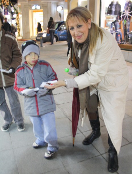 Η Λίλιαν Ζλακώνη προσφέρει γλυκό σε έναν μικρό φίλο