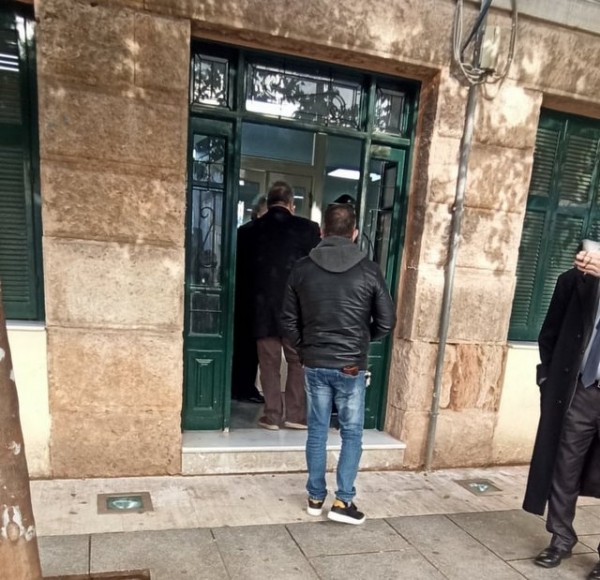 ΔΙΚΑΣΤΗΡΙΑ ΧΑΛΚΙΔΑΣ: Αυτή είναι η ... κερκόπορτα του κορωνοϊού - Μπαίνει όποιος θέλει χωρίς έλεγχο