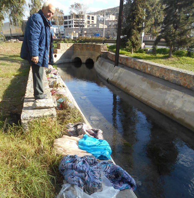 Ψάρεψαν τόνους σκουπιδιών από κανάλι στο Πάρκο του Λαού