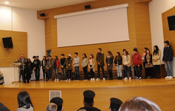 Έλαμπαν από χαρά οι αριστούχοι μαθητές των πολύτεκνων οικογενειών