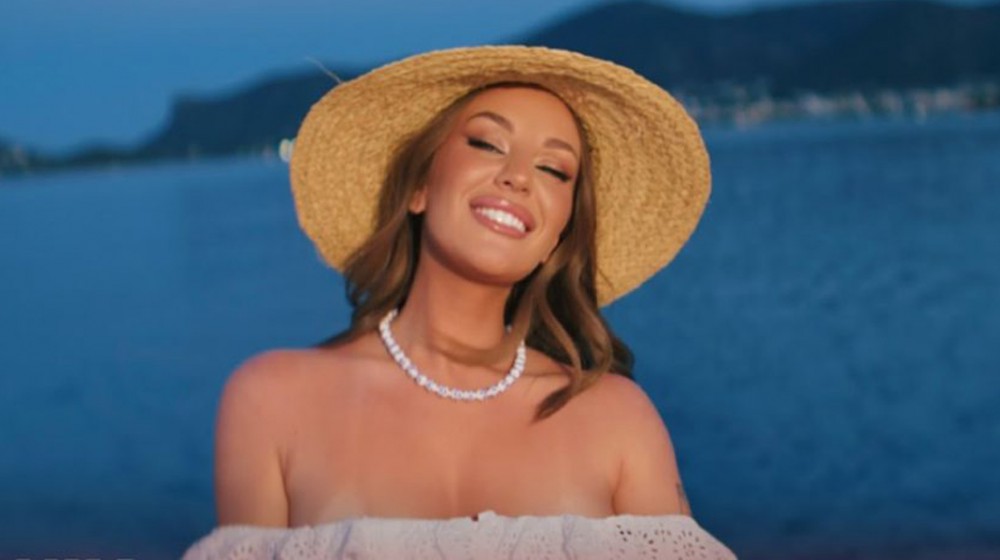 Η Ανδρομάχη κυκλοφόρησε ένα άκρως καλοκαιρινό τραγούδι με τίτλο: Καλέ, ποιος είναι αυτός; (VIDEO)