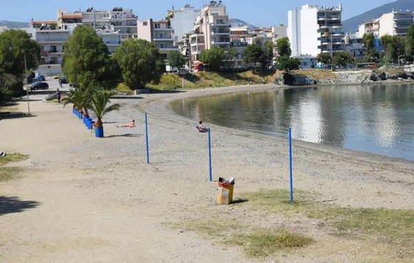 ΧΑΛΚΙΔΑ: Τσιγγάνοι πλένουν τα ρούχα τους στο Κουρέντι