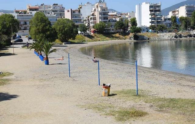 ΧΑΛΚΙΔΑ: Τσιγγάνοι πλένουν τα ρούχα τους στο Κουρέντι