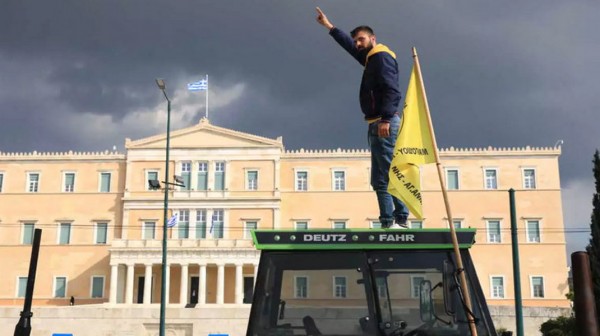 Εμβληματική φωτογραφία με Ευβοιώτη αγρότη στο Σύνταγμα