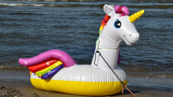 11χρονο κορίτσι παρασύρθηκε με φουσκωτό στρώμα στα ανοιχτά και έχασε τη ζωή του