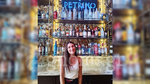 Θέλεις εξυπηρέτηση με το πιο γλυκό χαμόγελο; Τη βρήκαμε στο Πέτρινο 1887!