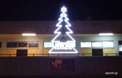 Έφτιαξαν χριστουγεννιάτικο δένδρο με αυτόνομο φωτισμό