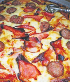 Πίτσα με αλλαντικά