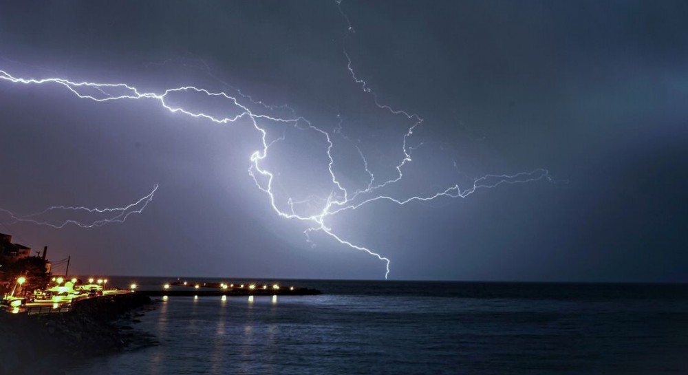 ΚΑΙΡΟΣ: Πάνω από 1.100 κεραυνοί σε Αττική, Εύβοια και Κορινθία