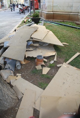 ΝΤΡΟΠΗ: Μπάζα και γυψοσανίδες πίσω από το ιερό της εκκλησίας