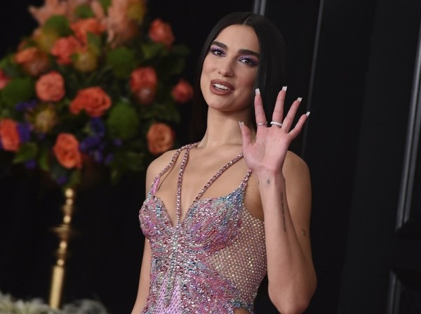 DUA LIPA: Το πρωτότυπο γαλλικό manicure της που θα σε ενθουσιάσει!