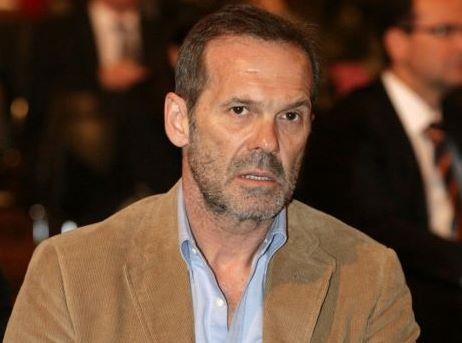 Μαγειρεύει, γράφει, κάνει μέχρι και κοιλιακούς!