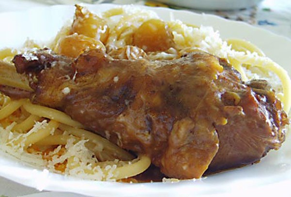 Κόκκορας κρασάτος με μακαρόνια