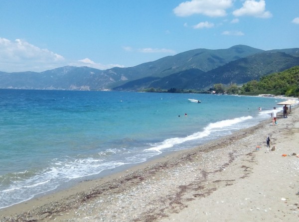 ΠΕΥΚΙ ΒΟΡΕΙΑ ΕΥΒΟΙΑ: Ατελείωτη παραλία για βουτιές και άραγμα στα δεκάδες μαγαζιά