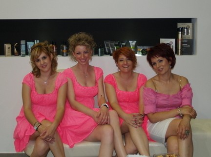 Η βροχή δεν χάλασε το πάρτυ στο νέο κομμωτήριο της πόλης!