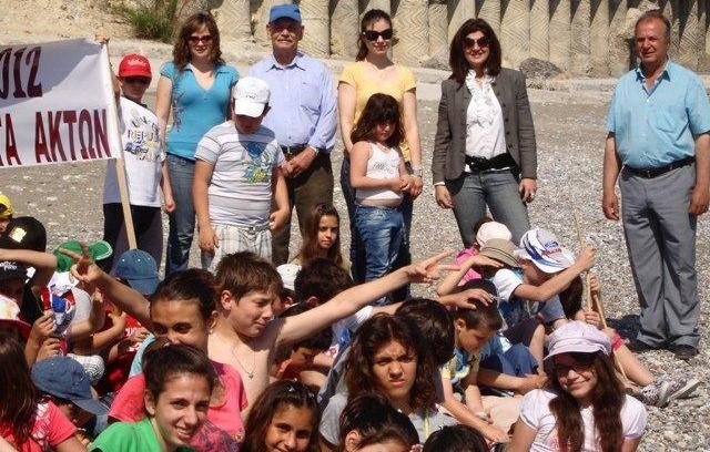 Οι μαθητές καθάρισαν τις παραλίες της Κύμης