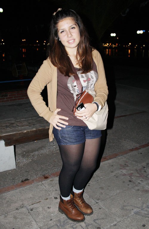 Το στιλ Εμμανουέλα φοριέται με άσπρη κάλτσα