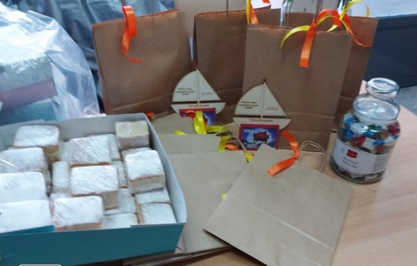 ΧΑΛΚΙΔΑ-3ο ΔΗΜΟΤΙΚΟ: Οι γονείς μοίρασαν στα παιδιά βασιλόπιτα, ημερολόγια και δωράκια