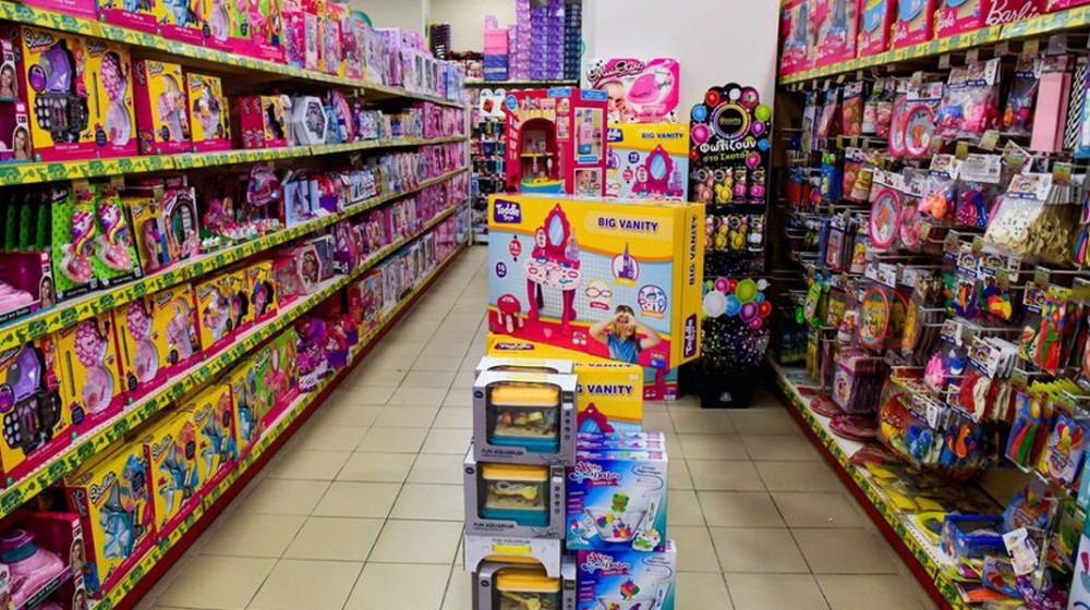 Θα υπάρχει και φέτος καλάθι του Αγιου Βασίλη - Ποια παιχνίδια θα περιλαμβάνει