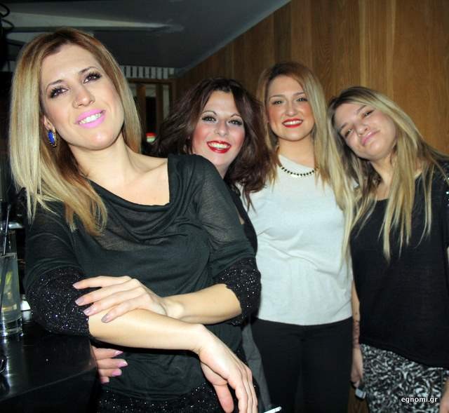 Τρεις ξανθιές και μια μελαχρινή