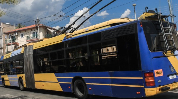 Οδηγός τρόλεϊ έπεσε θύμα ξυλοδαρμού επειδή κόρναρε σε ΙΧ που ήταν σταθμευμένο πάνω στη στάση