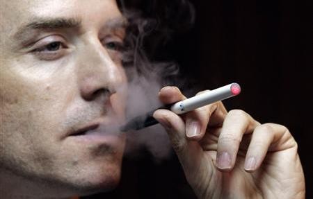 Οργή λαού για την απαγόρευση του ηλεκτρονικού τσιγάρου