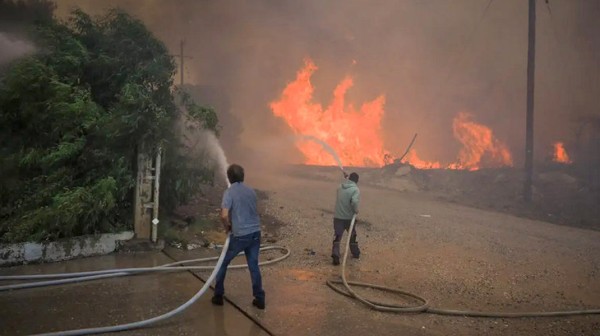 ΠΥΡΚΑΓΙΑ ΠΙΣΣΩΝΑΣ: Ανεξέλεγκτη η φωτιά στην κεντρική Εύβοια απειλεί και περιοχές της Χαλκίδας