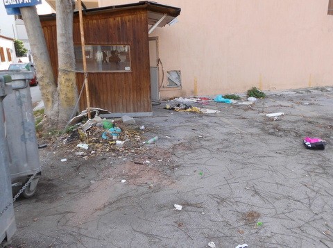 Σκουπιδαριό σε κλειστό πάρκινγκ στην οδό Αρεθούσης