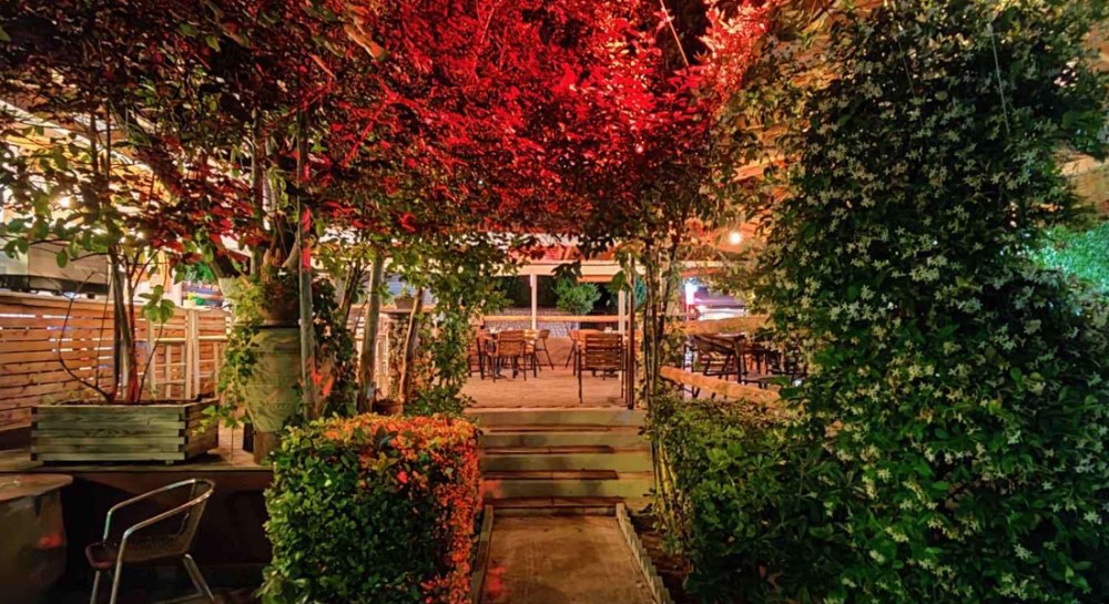 PECADOS CAFE ΜΑΝΤΟΥΔΙ: Με τόσο πράσινο δύσκολα να νιώσεις ζέστη