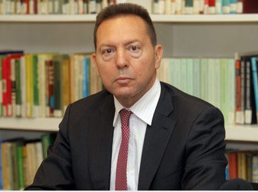 «Τρελός» ο μισθός του Γιάννη Στουρνάρα