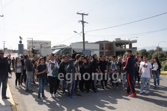 Λύκειο Βασιλικού: Κατάληψη της γέφυρας από τους μαθητές (VIDEO)