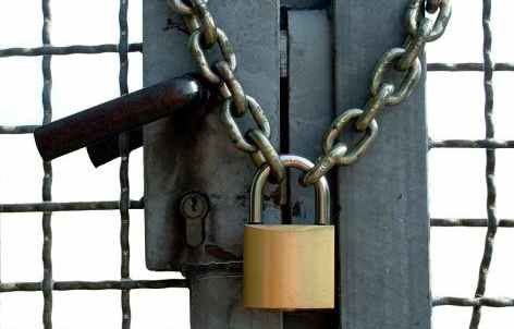 Αγιασμός με ...λουκέτο στα σχολεία