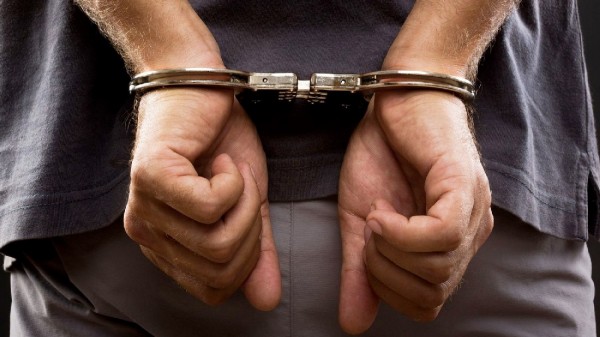 ΑΙΔΗΨΟΣ ΕΥΒΟΙΑΣ: Οδηγούσε κλεμμένο αμάξι χωρίς δίπλωμα οδήγησης