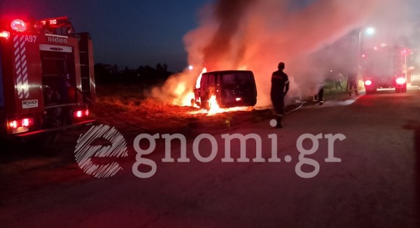 Φωτιά σε δύο αυτοκίνητα στο Μπούρτζι