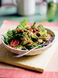 Σαλάτα ζυμαρικών με κοτόπουλο, μέλι και μουστάρδα