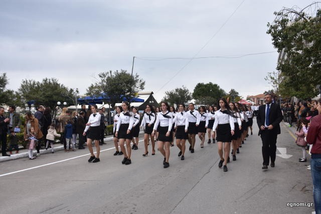 ΠΑΡΕΛΑΣΗ 25η ΜΑΡΤΙΟΥ ΧΑΛΚΙΔΑ ΛΥΚΕΙΑ: Ξεχώρισαν τα κορίτσια του 3ου!