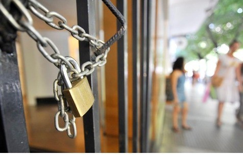 Κλείνουν τα εμπορικά καταστήματα στην Ελλάδα