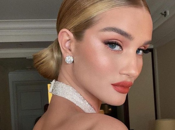 Καν' το, όπως η Rosie Huntington-Whiteley!